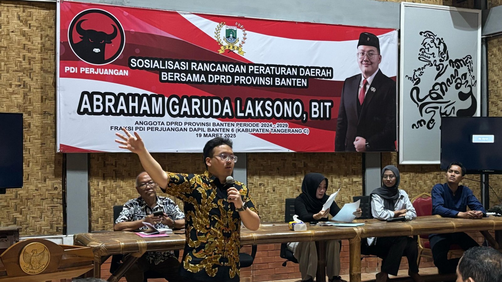 Raperda Jaminan Sosial Banten penting untuk perlindungan pekerja nonformal, mendukung kesejahteraan dan stabilitas ekonomi daerah.