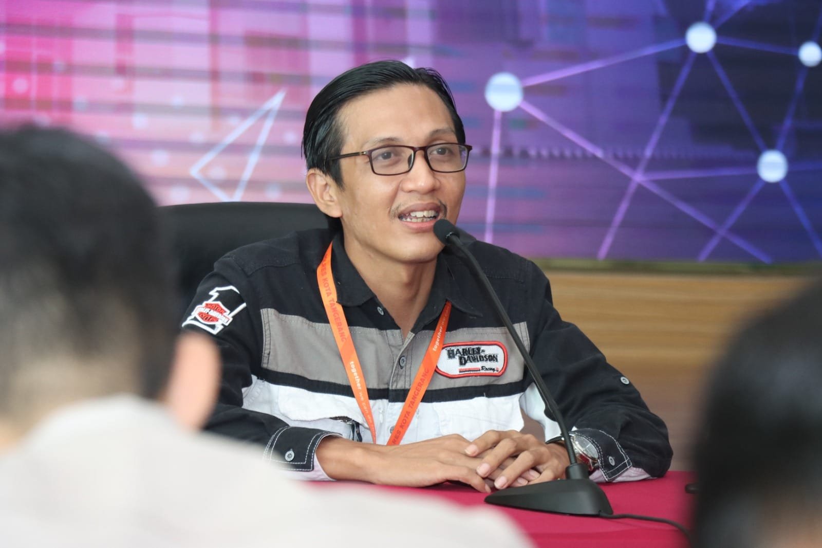 Opini tentang ketidakpedulian pemuda desa terhadap kondisi lokal dan pentingnya peran aktif mereka dalam perubahan sosial dan politik.