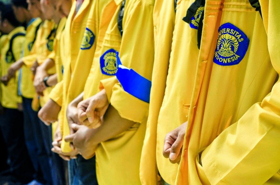 UI klarifikasi polemik pembatalan gelar doktor Bahlil Lahadalia, menegaskan bahwa ia belum lulus dan disertasinya perlu revisi.