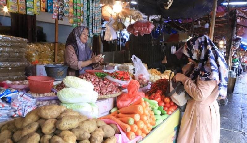 Warga Kota Tangerang kini bisa cek harga kebutuhan pokok secara online melalui Instagram, memudahkan belanja selama Ramadan.
