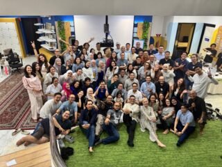 Bunga Citra Lestari berbuka puasa bahagia bersama teman SMA di acara silaturahmi alumni. Keakraban dan kebahagiaan terlihat jelas!