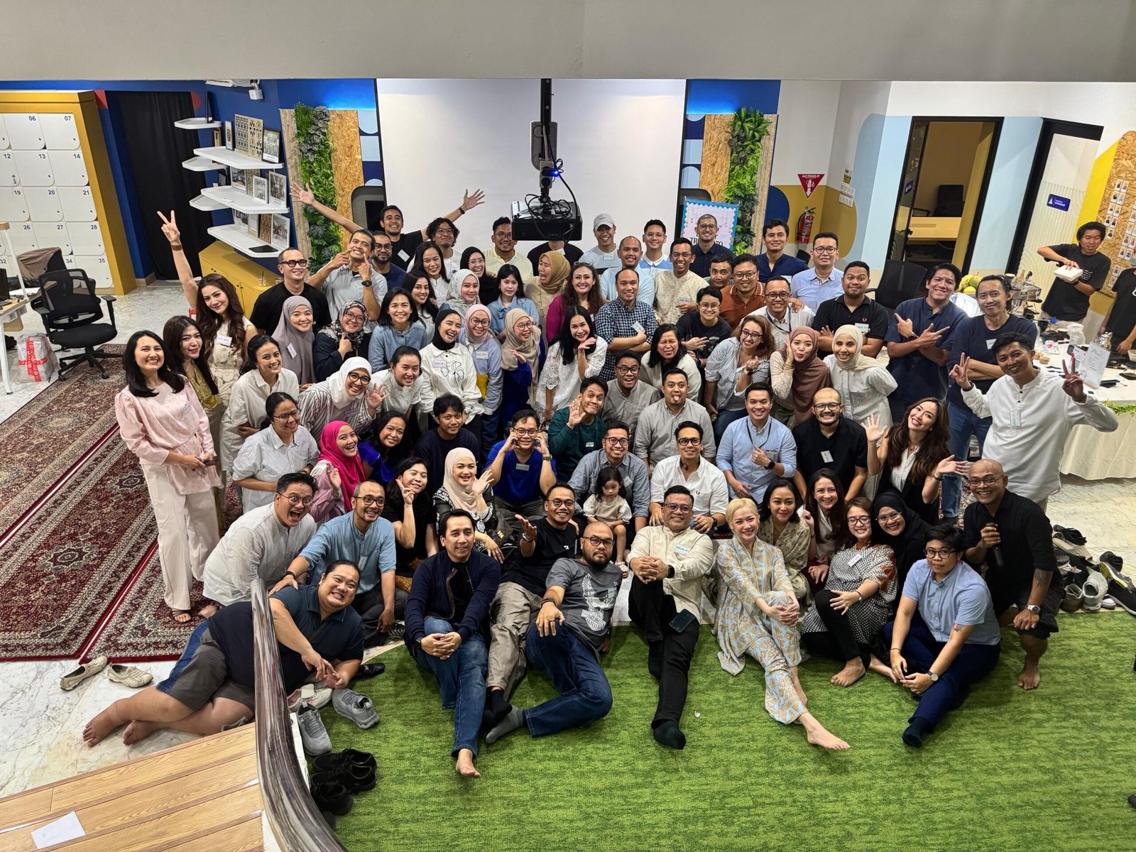 Bunga Citra Lestari berbuka puasa bahagia bersama teman SMA di acara silaturahmi alumni. Keakraban dan kebahagiaan terlihat jelas!