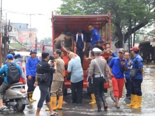 Hujan deras di Tangerang menyebabkan banjir di Ciledug Indah. BPBD siaga dengan 85 petugas untuk tangani genangan air.Keyword Long Tail: