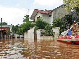 Enam Lokasi di Kota Tangsel Terendam Banjir Akibat Cisadane Meluap