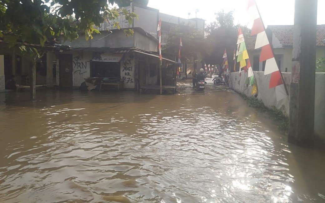 Banjir melanda beberapa kecamatan di Tangerang, ketinggian air mencapai 60 cm. Pemkab siapkan bantuan untuk warga terdampak.
