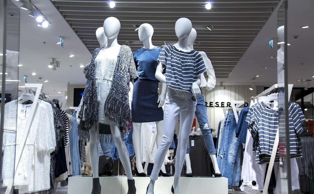 Temukan tips berbelanja kebutuhan Lebaran dengan bijak, hindari godaan diskon, dan kelola anggaran Anda secara efektif.