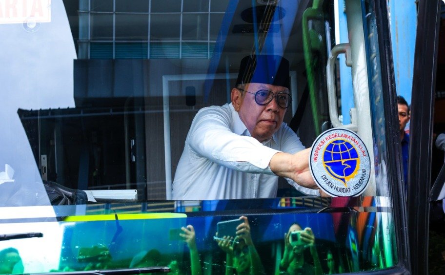 Dinas Perhubungan Tangsel lakukan ramp check bus mudik untuk pastikan keamanan perjalanan Lebaran 2025. Keselamatan penumpang prioritas!
