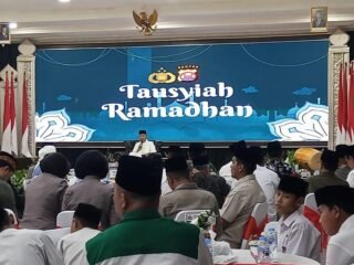 Kyai Embay Mulya Syarief menekankan kesabaran dan keikhlasan dalam Ramadan pada acara buka puasa bersama Polda Banten.