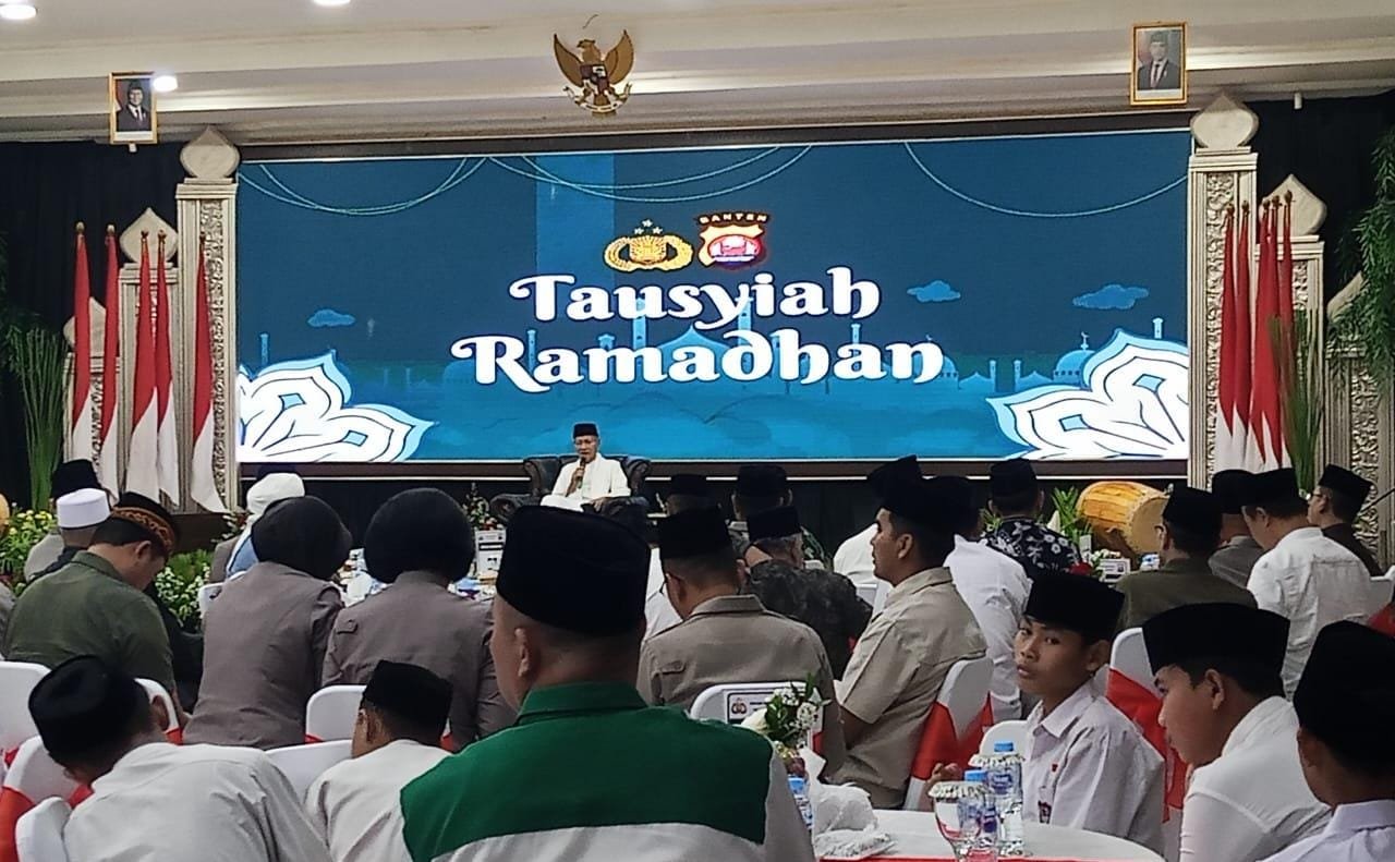 Kyai Embay Mulya Syarief menekankan kesabaran dan keikhlasan dalam Ramadan pada acara buka puasa bersama Polda Banten.