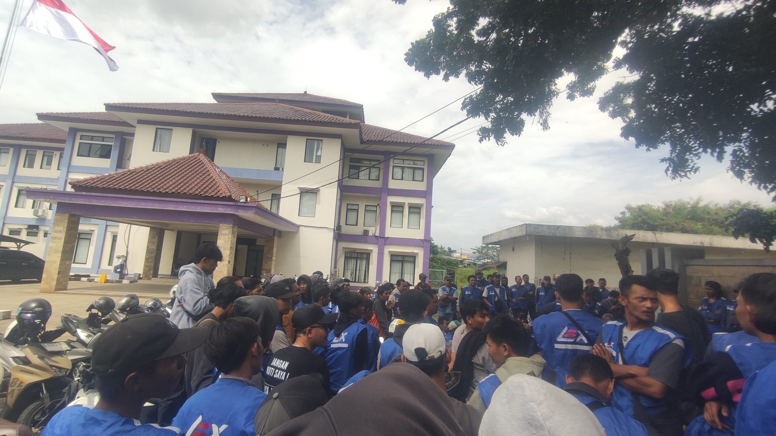 Ratusan kurir Lazada di Tangerang demo untuk menuntut hak THR yang belum diterima, berjuang demi kesejahteraan pekerja.