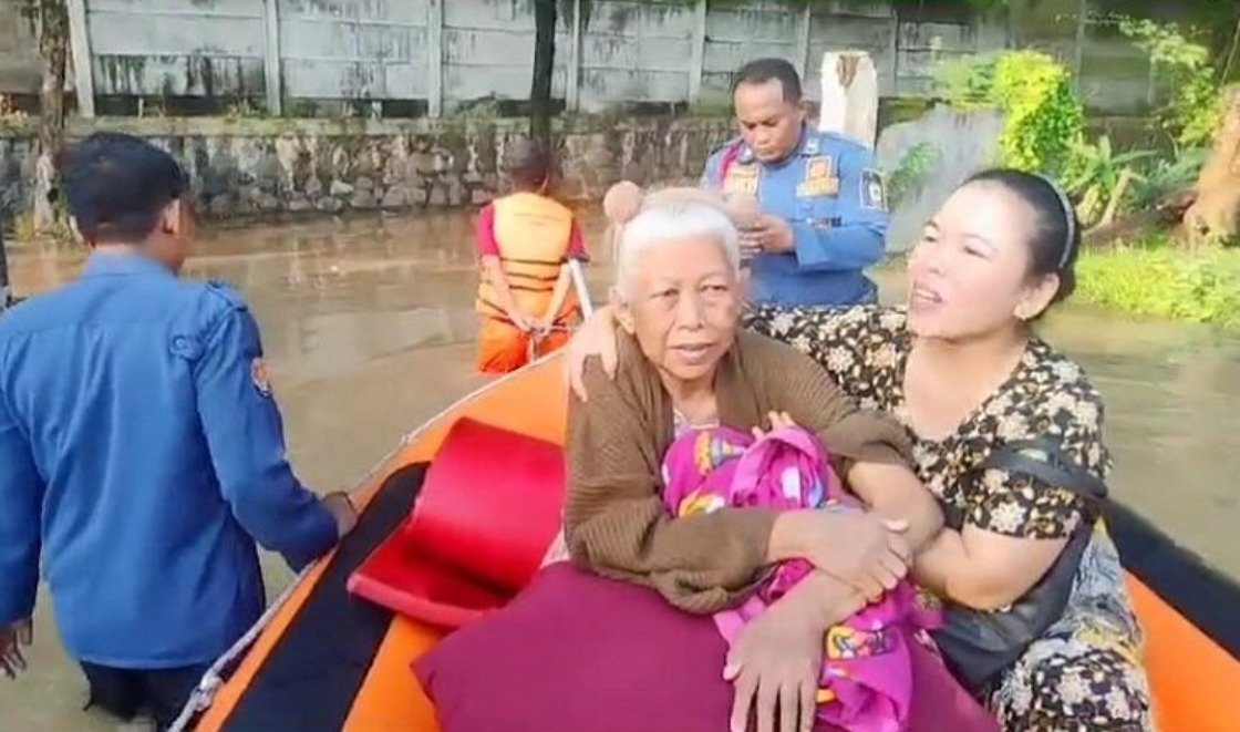 Banjir melanda Kota Tangerang akibat luapan Sungai Cisadane, mempengaruhi banyak wilayah dan mengharuskan evakuasi warga.