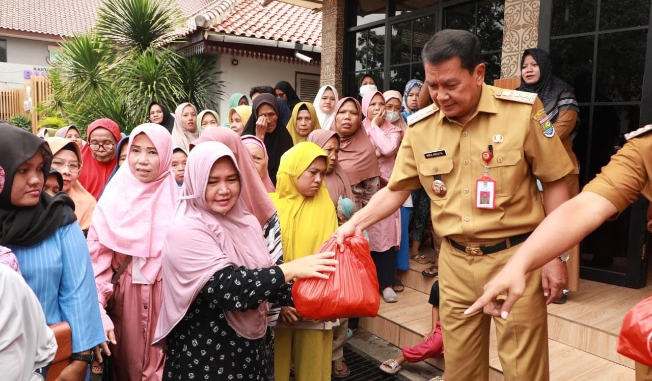 Gerakan Pangan Murah Tangerang menyediakan paket sembako terjangkau Rp35.000 untuk membantu masyarakat selama Ramadan.