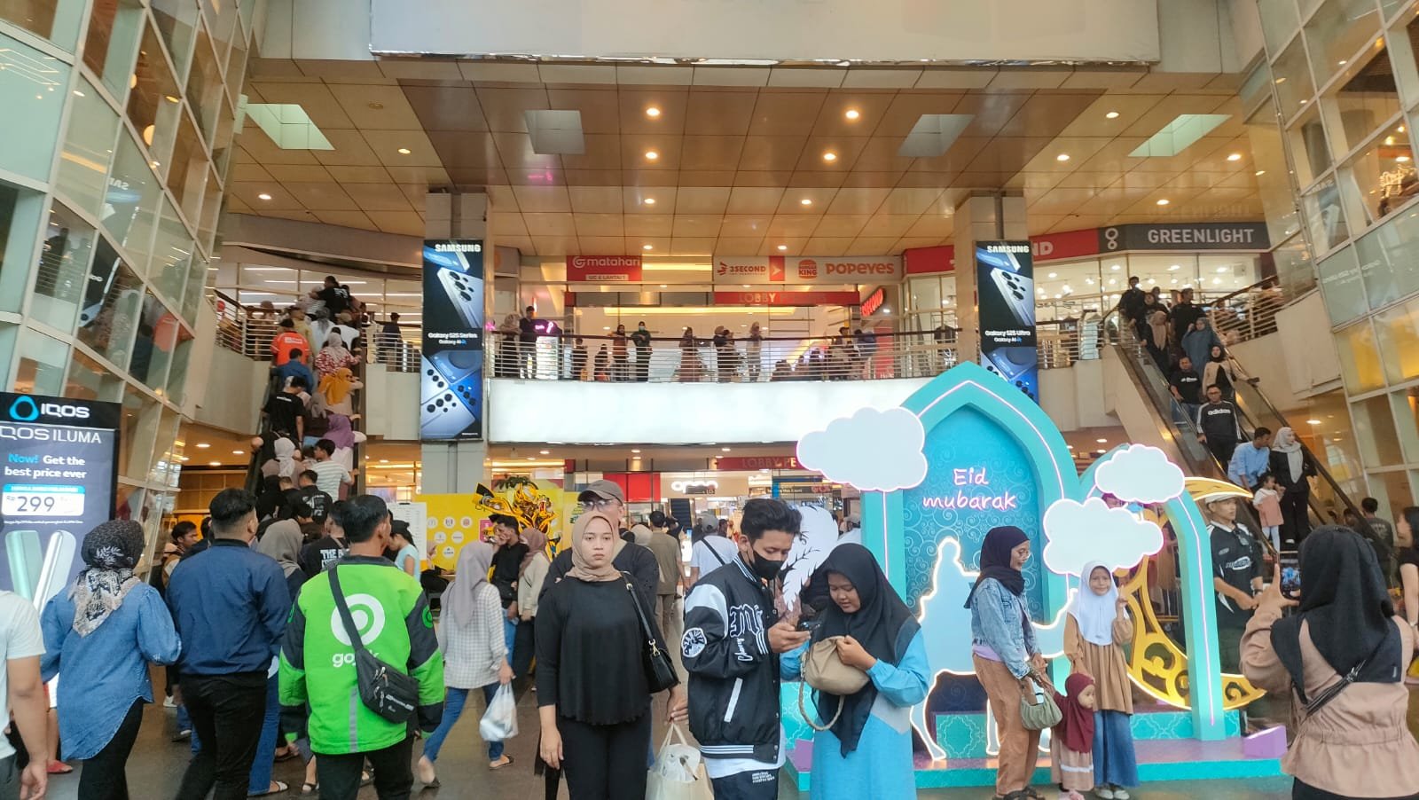 Warga Tangerang serbu Tangerang City Mall sepekan puasa, berburu diskon menarik dan kebutuhan Lebaran sambil ngabuburit, Minggu, 9 Maret 2025. (Foto: RR/TangerangDaily)
