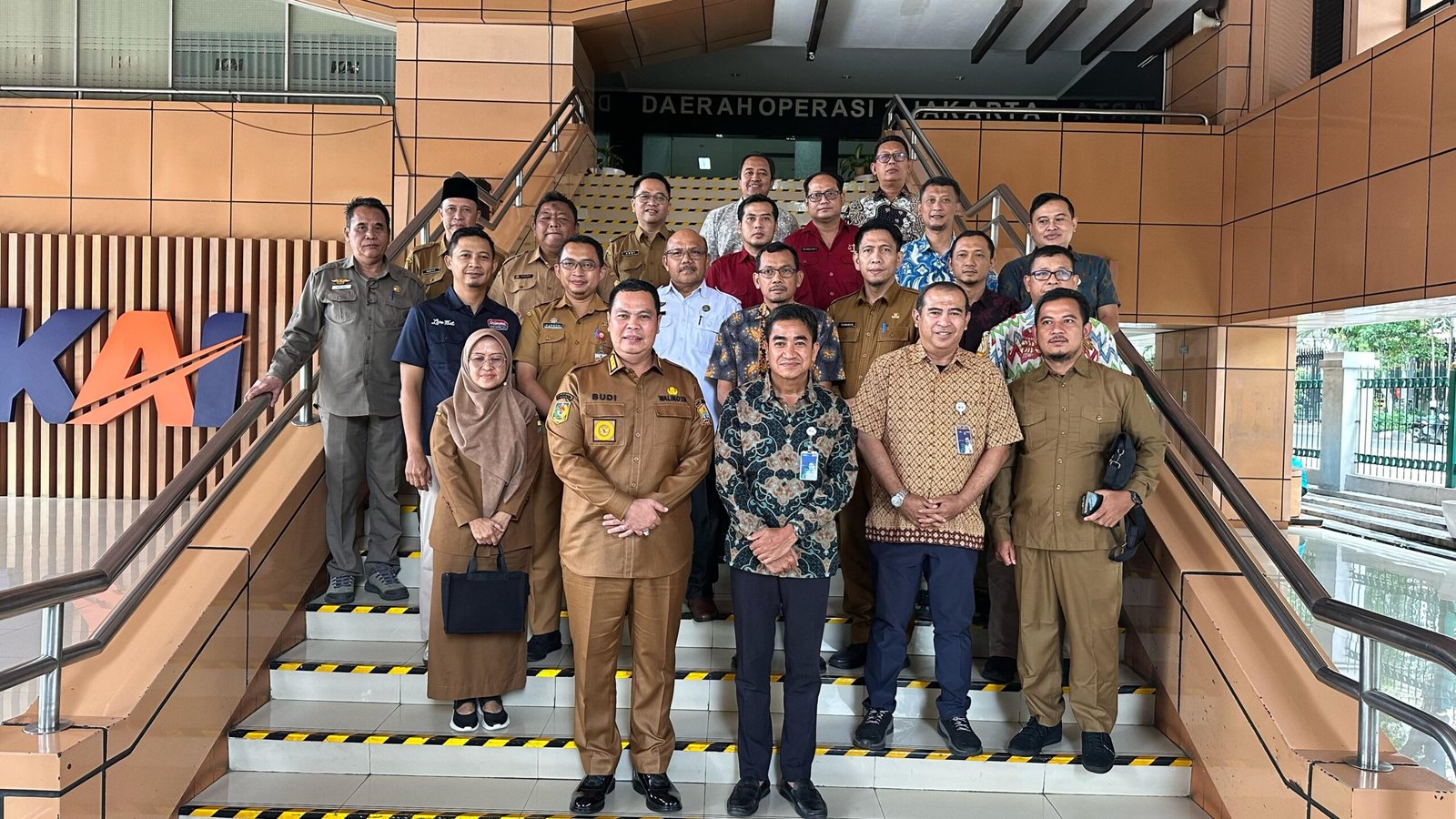 Pemkot Serang usulkan pembangunan taman dan elektrifikasi jalur kereta Serang-Rangkasbitung untuk tingkatkan infrastruktur transportasi.