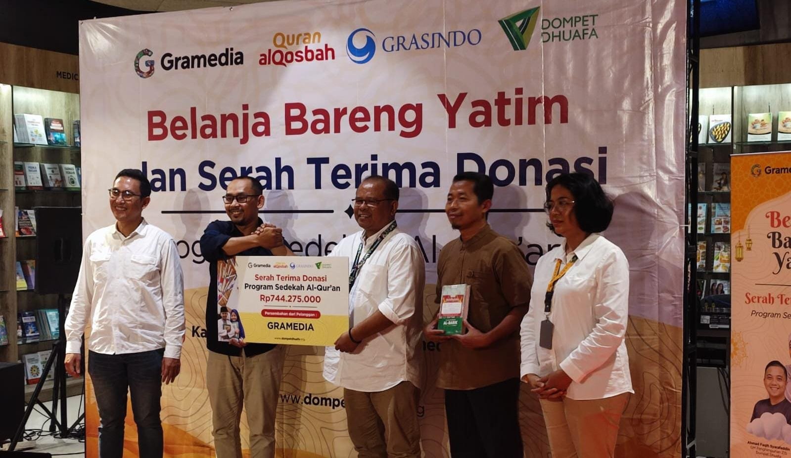 Gramedia bekerja sama dengan Dompet Dhuafa untuk menyalurkan 18.703 mushaf Al-Qur'an kepada masyarakat di seluruh Indonesia. Donasi senilai Rp 744.000.000 ini bertujuan mendukung pendidikan dan literasi, terutama di daerah yang membutuhkan. (Foto: Ist)
