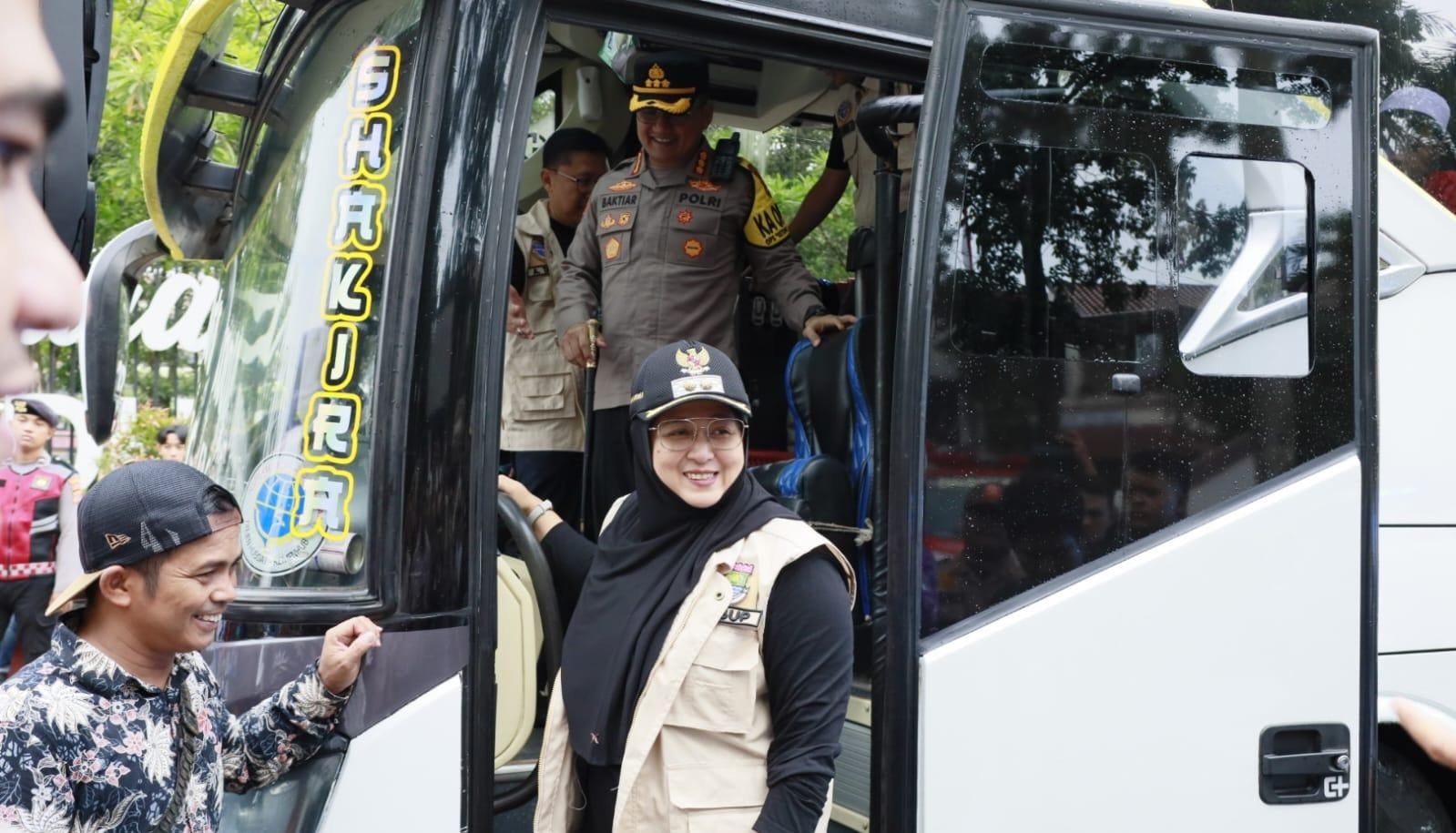 Ribuan warga Kabupaten Tangerang berangkat mudik gratis ke berbagai tujuan di Pulau Jawa dan Sumatera dengan 46 bus, Kamis, 27 Maret 2025. (Foto: Dok. Humas Pemkab Tangerang)