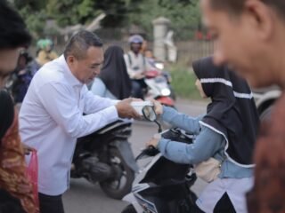 Ketua DPRD Kabupaten Tangerang bagikan takjil Ramadan bersama PWI dan PHRI, berbagi kebahagiaan kepada pengguna jalan.