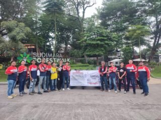 Komunitas motor Mi-Familia di Tangsel bagikan ratusan takjil untuk berbuka puasa, tunjukkan kepedulian sosial di bulan Ramadan.