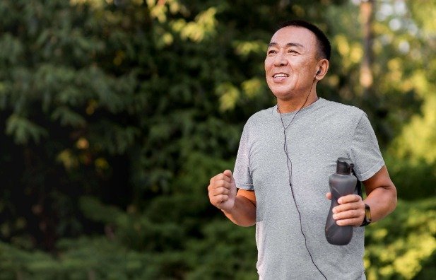 Jaga kesehatan tubuh secara alami dengan tips sederhana: pola makan seimbang, olahraga rutin, tidur berkualitas, dan kelola stres.