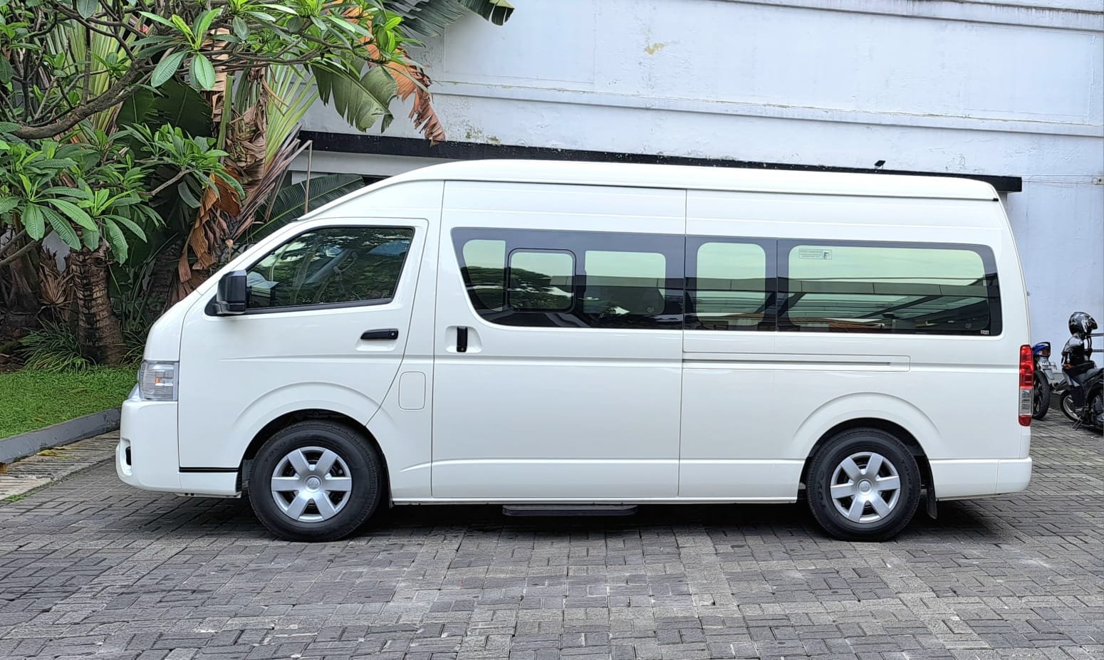 Nikmati perjalanan nyaman di Bandung dengan Trans Bandung. Armada modern, layanan profesional, dan harga transparan untuk semua kebutuhan transportasi.