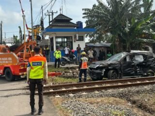 Tragedi di Kota Serang: Kereta api tabrak Mitsubishi Pajero, satu nyawa melayang dan penumpang luka-luka.