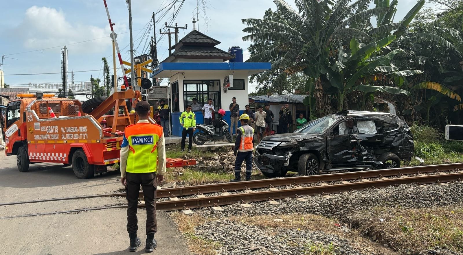 Tragedi di Kota Serang: Kereta api tabrak Mitsubishi Pajero, satu nyawa melayang dan penumpang luka-luka.