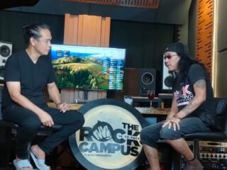 Dapatkan inspirasi dari podcast The Rock Campus bersama Ezra Simanjuntak dan Pay Burman, membahas perjalanan musik rock Indonesia.