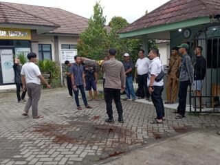 Dua satpam SMKN 9 Tangerang diserang, satu luka serius akibat senjata tajam. Polisi selidiki kasus penyerangan ini.