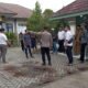 Dua satpam SMKN 9 Tangerang diserang, satu luka serius akibat senjata tajam. Polisi selidiki kasus penyerangan ini.