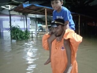 Potret Personel BPBD Tangsel Evakuasi Korban Banjir