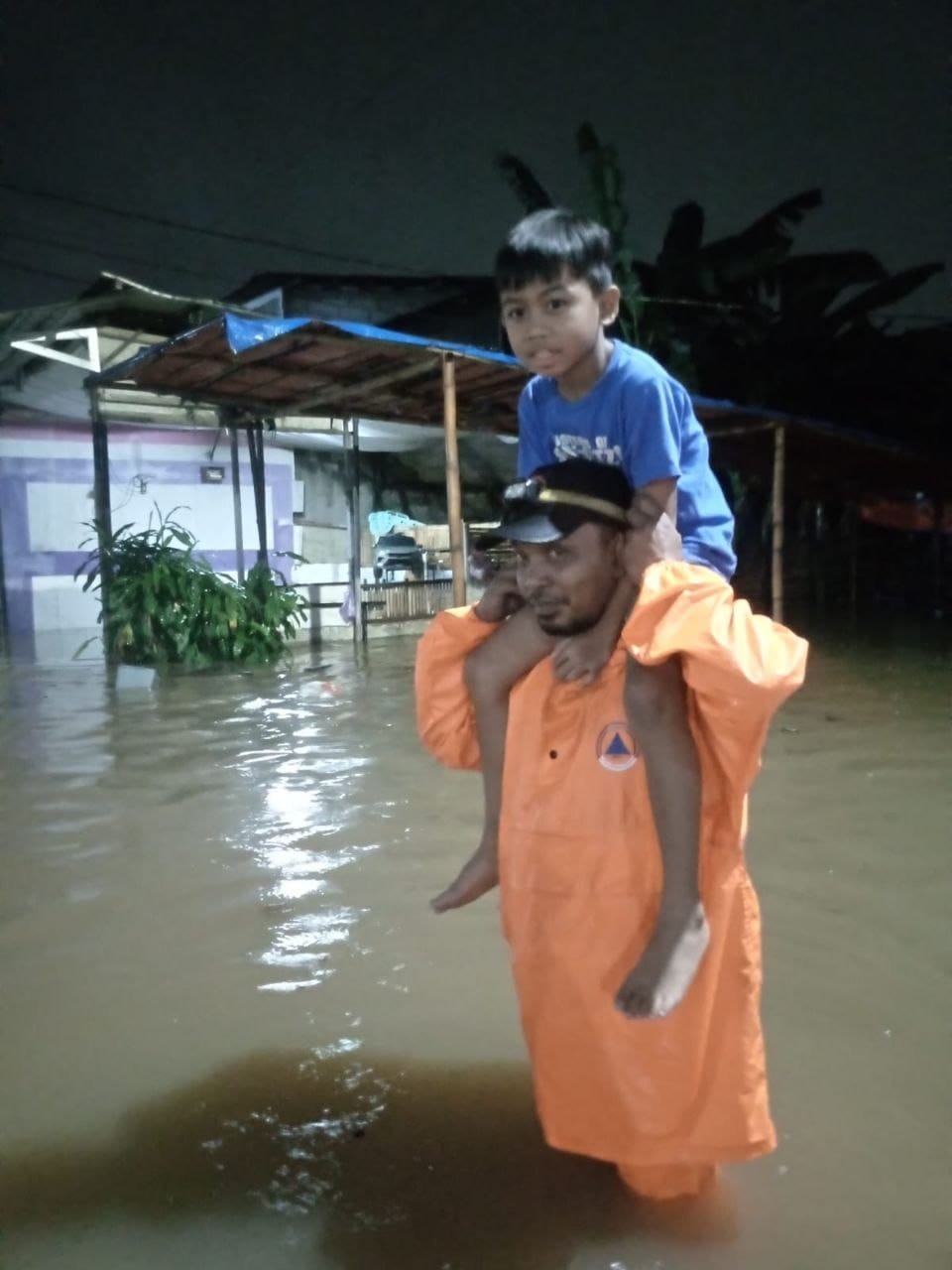 Banjir melanda Kota Tangerang Selatan, BPBD evakuasi warga terjebak dan siapkan bantuan logistik. Waspada potensi banjir susulan.