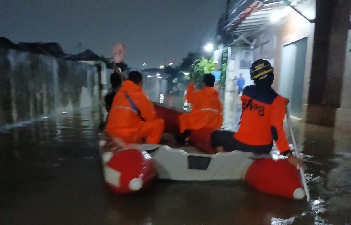 Banjir melanda Tangsel pada 8 Maret 2025, 660 KK terdampak akibat hujan deras. BPBD tanggap evakuasi warga.