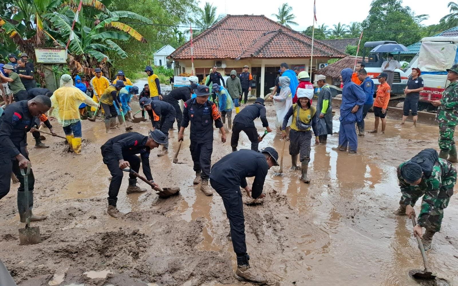 Hujan deras di Padarincang menyebabkan longsor yang menutup akses jalan di Batu Kuwung, Serang. Tidak ada korban, namun arus lalu lintas terputus.