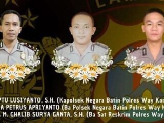 Tiga anggota Polres Way Kanan gugur saat menggerebek judi sabung ayam di Kampung Karang Manik, Kecamatan Negara Batin, Way Kanan, Senin, 17 Maret 2025.