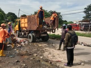 Dikeluhkan Warga, DLHK Langsung Angkut Sampah di Jalan Sentiong Balaraja