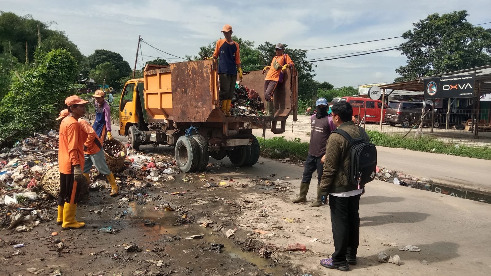 DLHK Kabupaten Tangerang tanggap keluhan warga dengan mengangkut tumpukan sampah di Jalan Sentiong Balaraja untuk menciptakan lingkungan bersih.