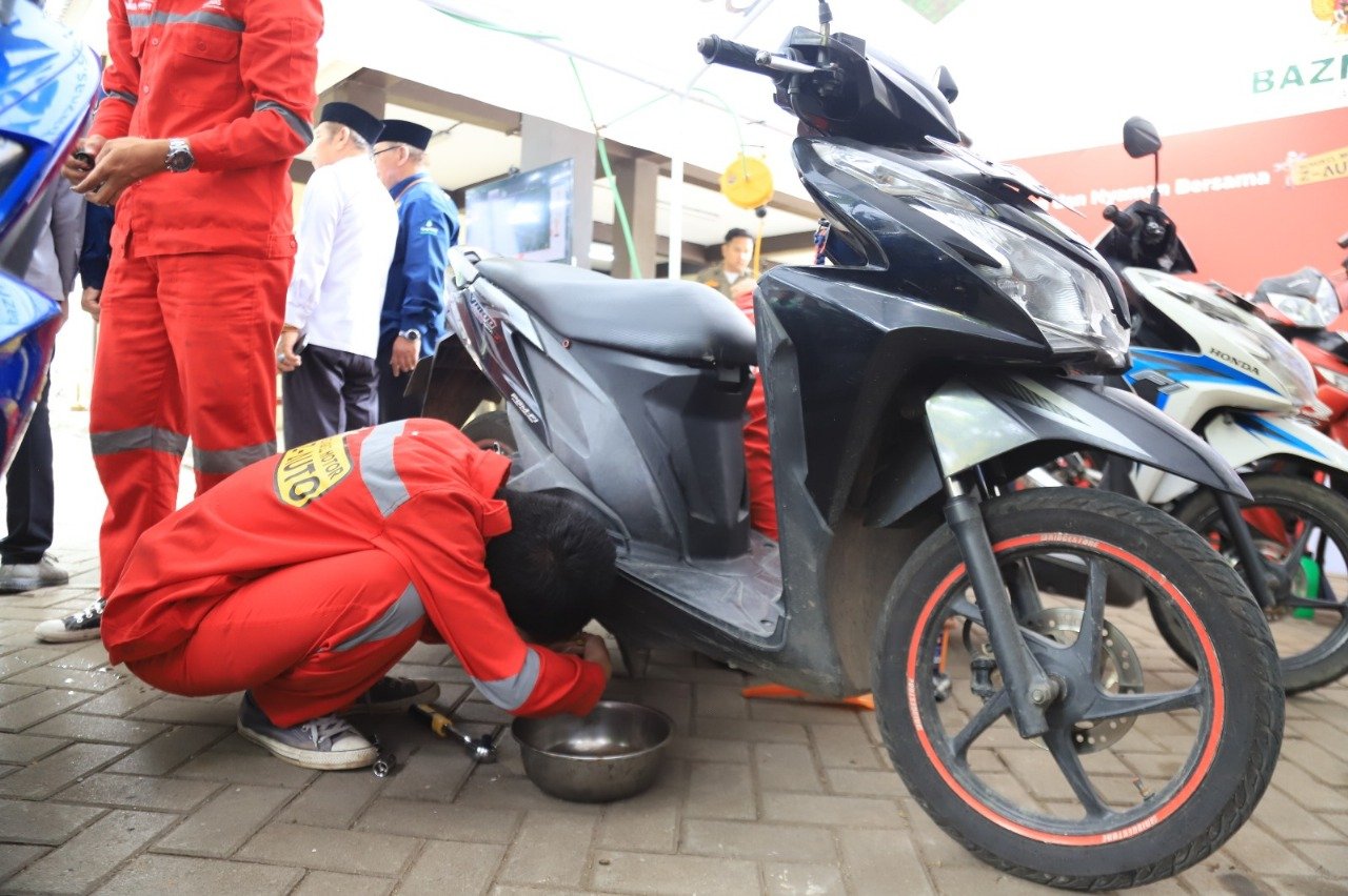 BAZNAS Kota Tangerang mengadakan program Servis dan Ganti Oli Gratis, membantu masyarakat menjelang mudik Lebaran.