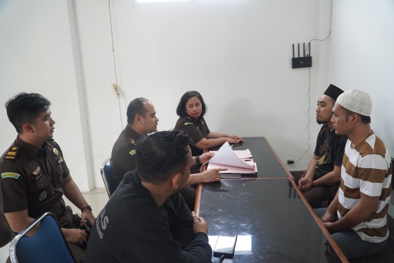 Empat tersangka penembakan bos rental mobil saling kenal, terlibat penggelapan, dan kini menjalani persidangan di Jakarta.