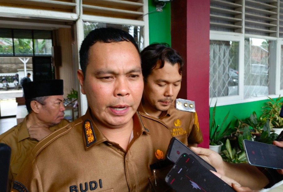 Wali Kota Serang larang study tour untuk sekolah demi meringankan beban orang tua. Kebijakan ini menuai pro dan kontra.