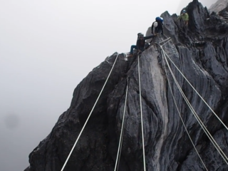 Gunung Carstensz: Bagaimana Salju Abadi Bisa Bertahan di Tanah Papua?