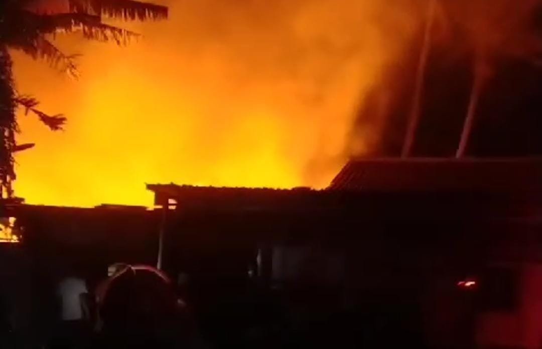 Kebakaran melanda gudang limbah plastik di Mauk, Tangerang, Rabu malam. Api berhasil dipadamkan setelah tujuh jam, tanpa korban jiwa.