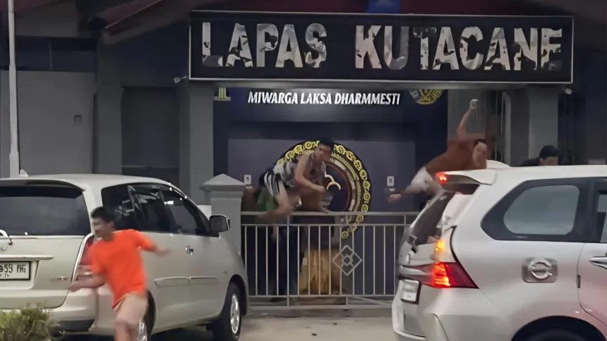 Puluhan narapidana melarikan diri dari Lapas Kutacane akibat overcapacity dan masalah kualitas makanan.