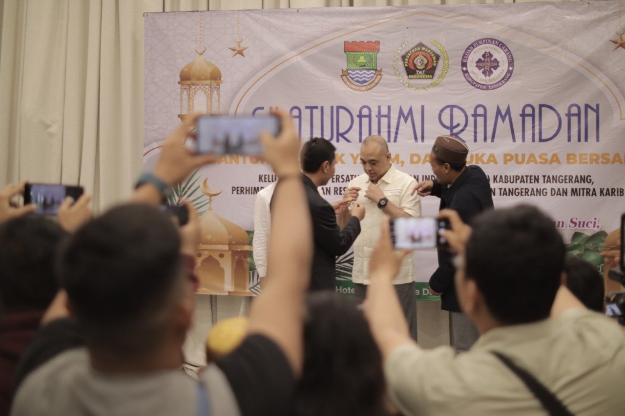 Zaki Iskandar terima Pin Emas PWI sebagai penghargaan atas kontribusinya dalam membangun sinergi dengan pers di Kabupaten Tangerang.