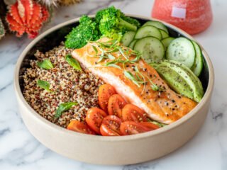 Hidangan Lebaran Kekinian: Quinoa Salmon Salad