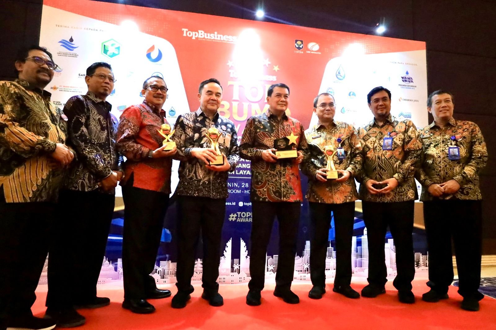 Perumdam TKR Kabupaten Tangerang raih Platinum I di Top BUMD Awards 2025, jadi role model BUMD air minum di Indonesia.