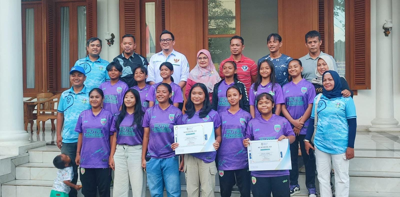 Tim Putri Tangsel meraih dua trofi di Piala Pertiwi 2025, mendapatkan penghargaan dari Askot PSSI atas prestasi gemilang mereka.