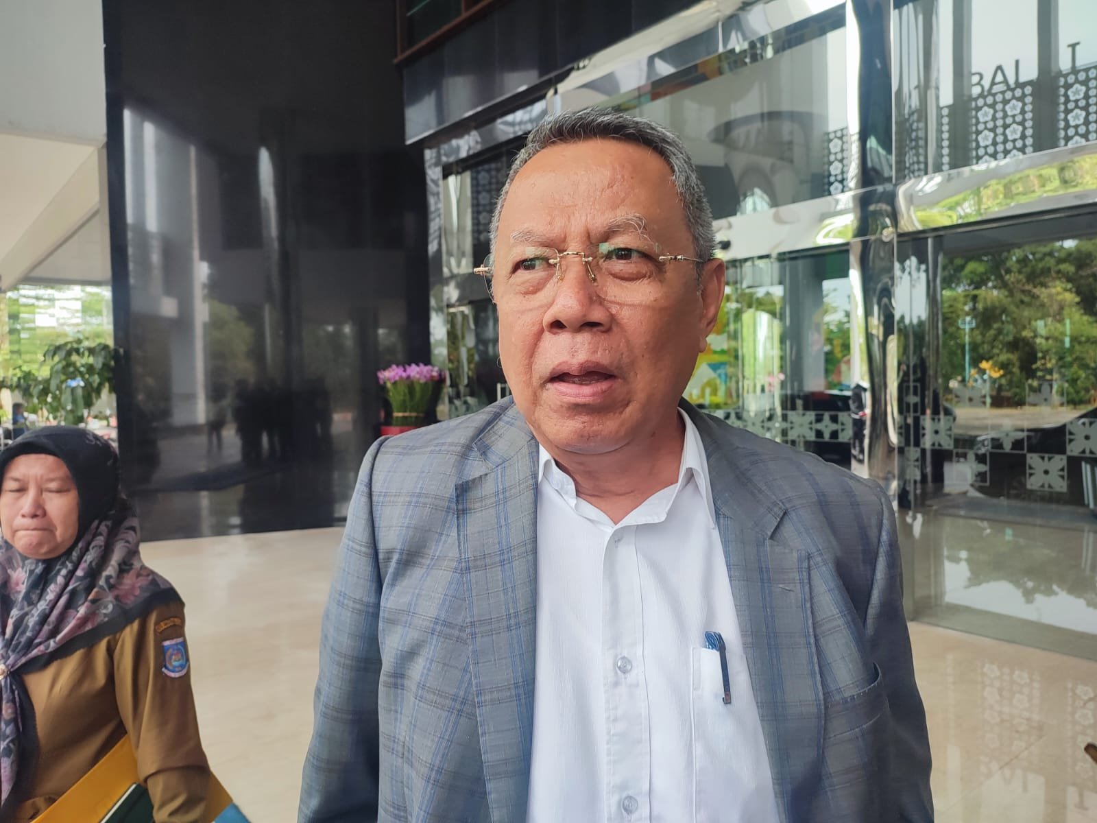 Wali Kota Tangsel, Benyamin Davnie, minta tersangka korupsi DLH kooperatif dan patuhi aturan untuk menciptakan transparansi.