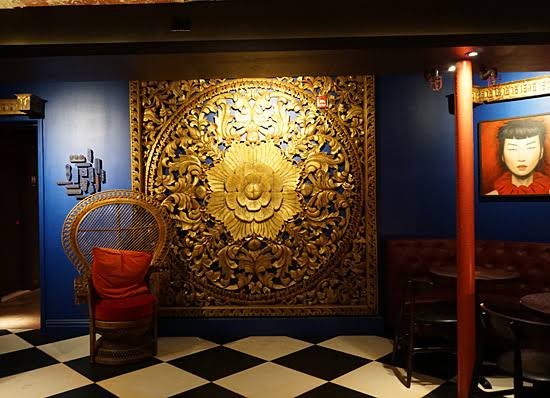 Helen's New York, restoran ikonik di Manhattan, menawarkan pengalaman kuliner unik dengan menu lezat dan suasana hangat yang tak terlupakan.