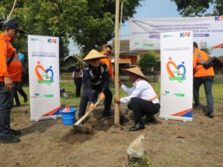 KAI Daop 8 Surabaya Gaungkan Semangat Keberlanjutan di Hari Bumi 2025 (Sumber : PT KAI Daop 8 Surabaya)