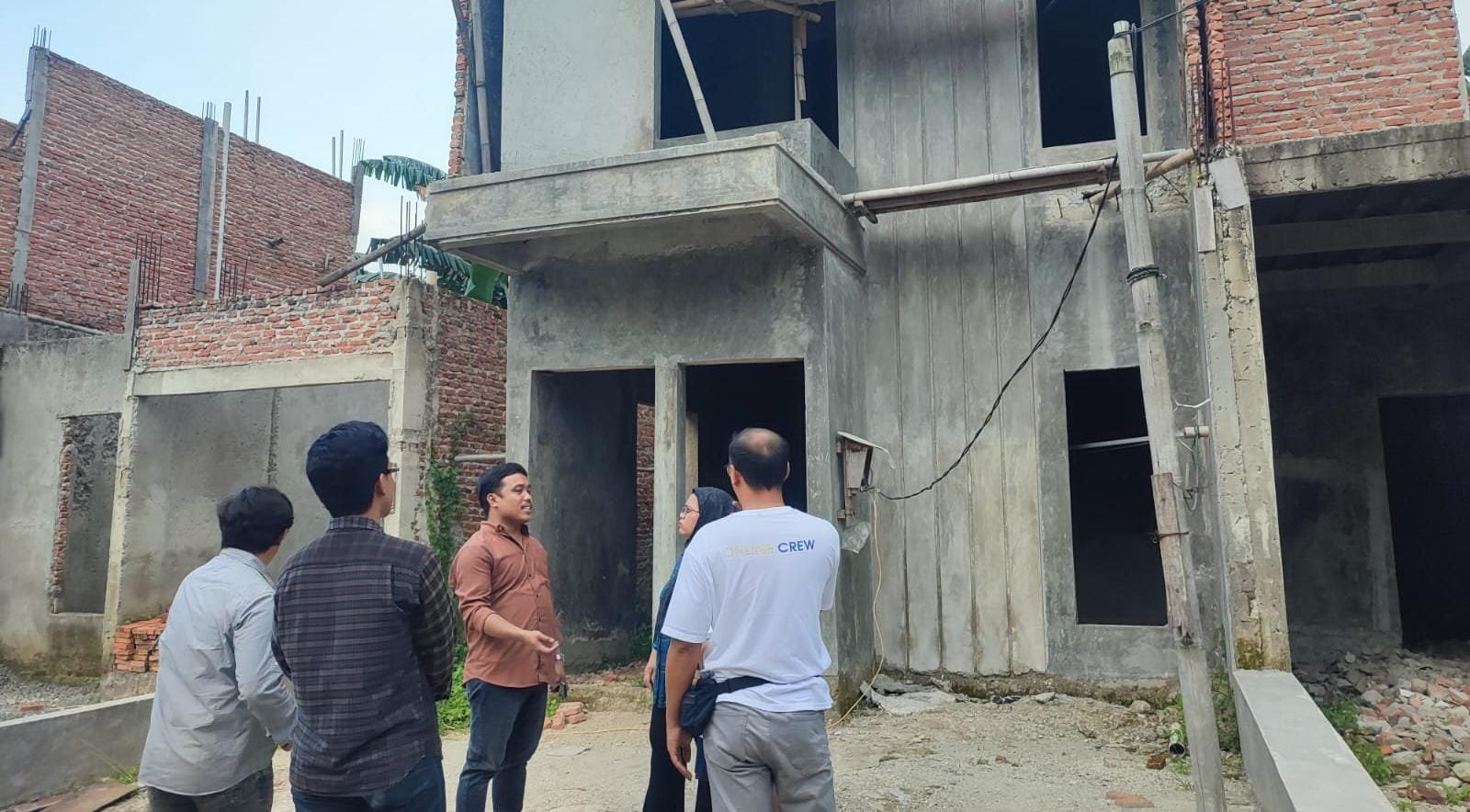 Sejumlah warga Tangsel rugi ratusan juta akibat penipuan pembelian rumah. Kuasa hukum minta developer kembalikan hak klien.